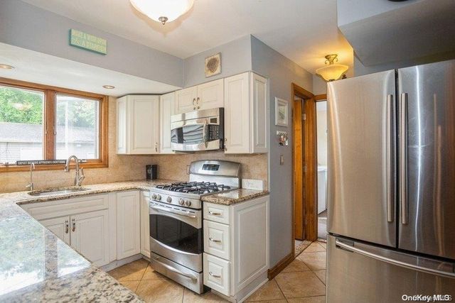 6 Riverdale Avenue, Oakdale, NY 11769