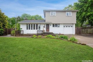 6 Riverdale Avenue, Oakdale, NY 11769
