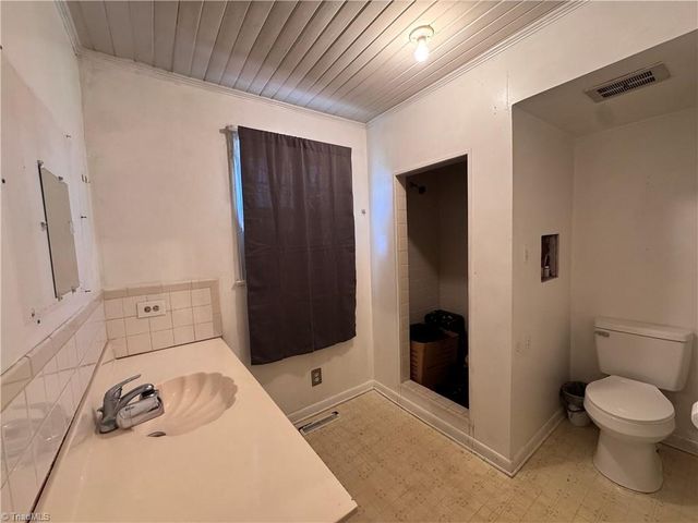 1611 E Pine Street, Mount Airy, NC 27030