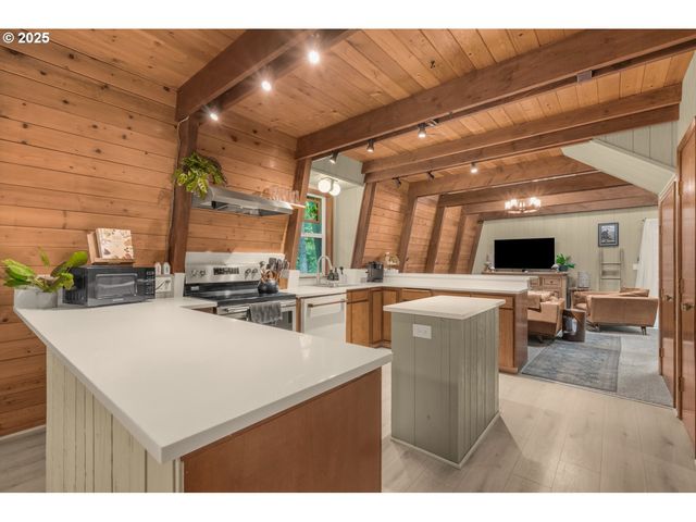 21760 E TREE SWALLOW Ln, Rhododendron, OR 97049