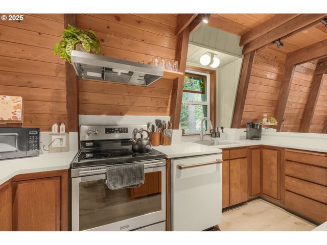 21760 E TREE SWALLOW Ln, Rhododendron, OR 97049