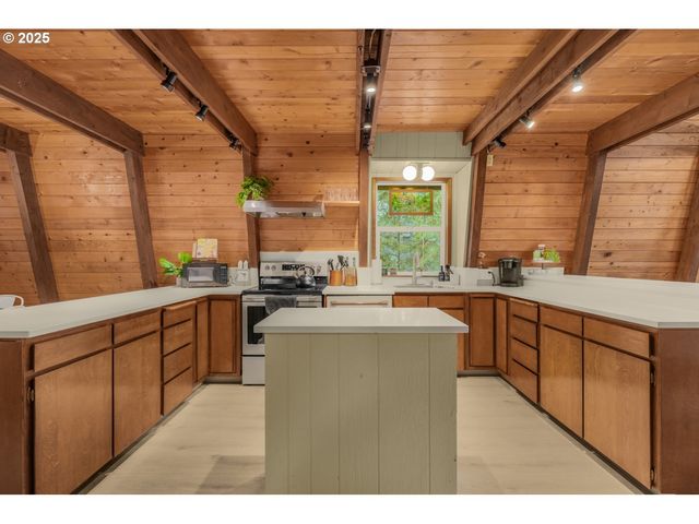 21760 E TREE SWALLOW Ln, Rhododendron, OR 97049