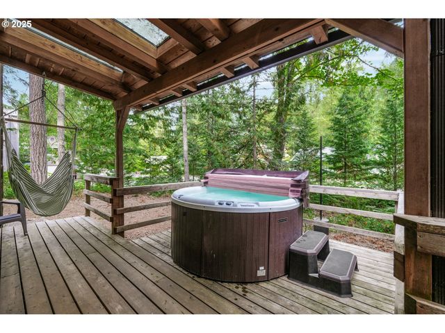 21760 E TREE SWALLOW Ln, Rhododendron, OR 97049