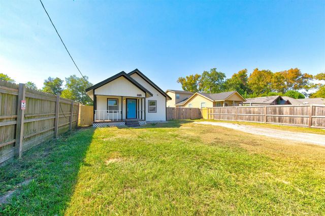 210 S Magnolia Street, Highlands, TX 77562