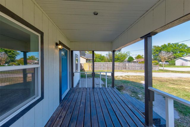 210 S Magnolia Street, Highlands, TX 77562