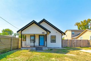 210 S Magnolia Street, Highlands, TX 77562