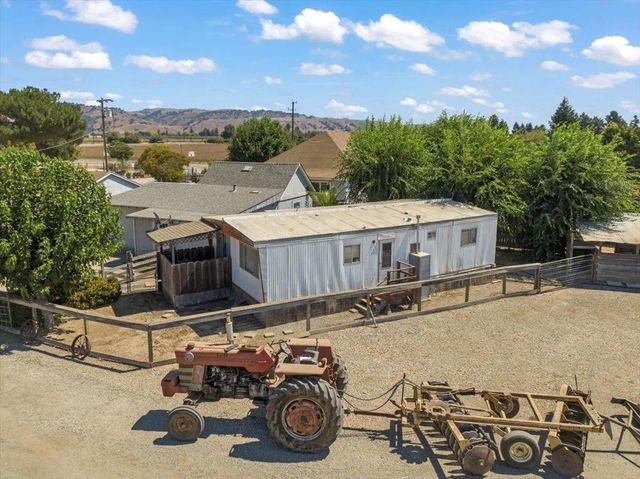 2675 Pacheco Pass Highway, Gilroy, CA 95020
