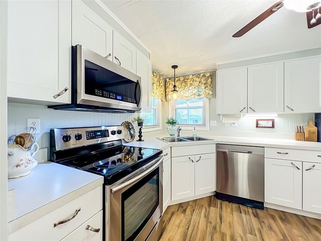 1108 NASSAU CIRCLE, Tavares, FL 32778