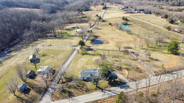 405 Fairfield Rd, Bethpage, TN 37022