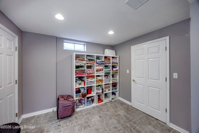 3904 Spring Valley Way, Louisville, KY 40241