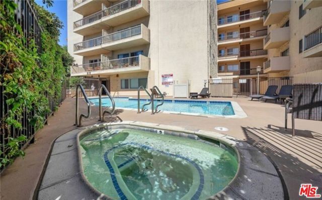 612 S Barrington Avenue 310, Los Angeles, CA 90049