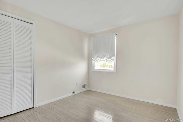 258 E 5th Street, Deer Park, NY 11729