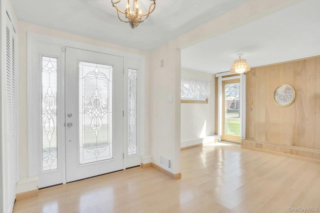 258 E 5th Street, Deer Park, NY 11729