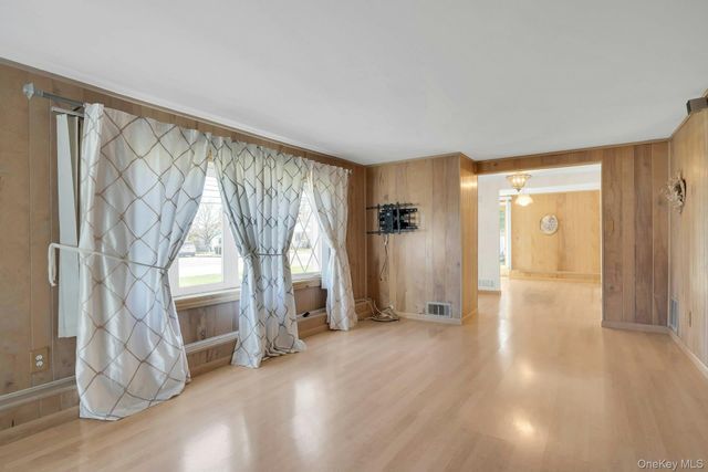 258 E 5th Street, Deer Park, NY 11729