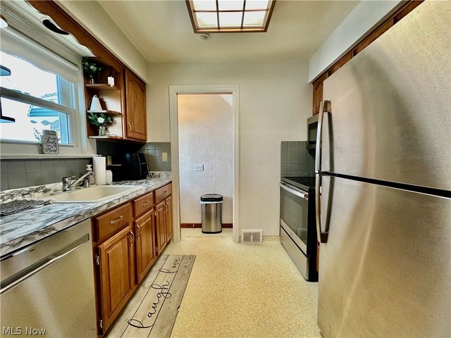 287 E 330th Street, Willowick, OH 44095