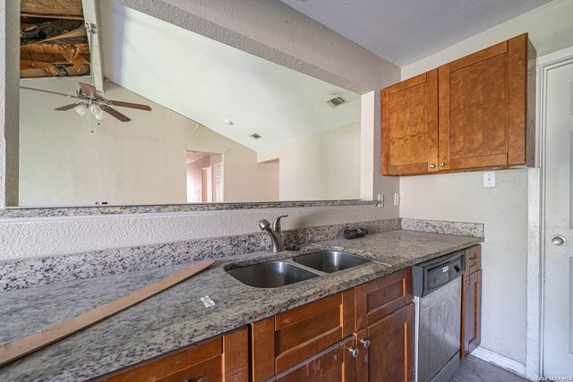 7555 LINCOLN VILLAGE DR, San Antonio, TX 78244