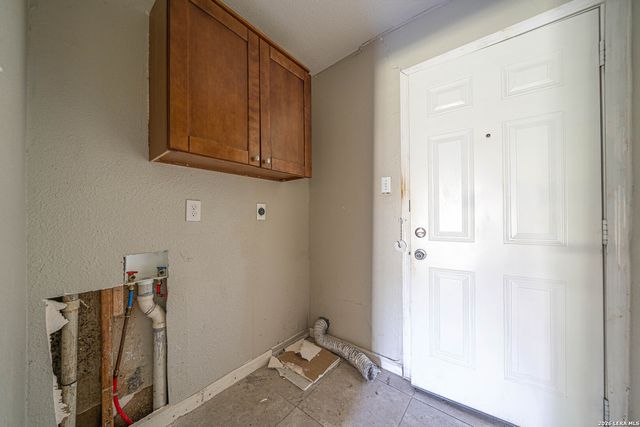 7555 LINCOLN VILLAGE DR, San Antonio, TX 78244