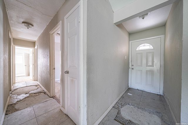7555 LINCOLN VILLAGE DR, San Antonio, TX 78244