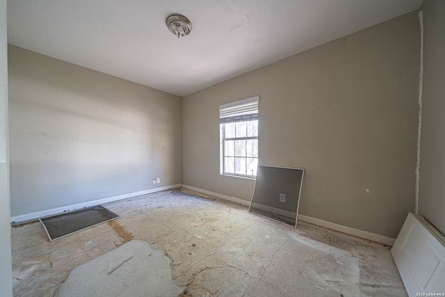 7555 LINCOLN VILLAGE DR, San Antonio, TX 78244