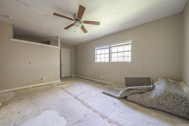 7555 LINCOLN VILLAGE DR, San Antonio, TX 78244