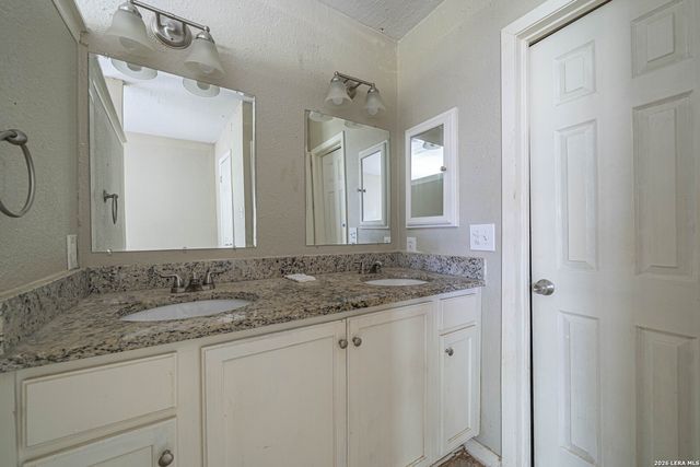 7555 LINCOLN VILLAGE DR, San Antonio, TX 78244