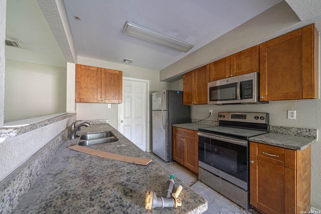 7555 LINCOLN VILLAGE DR, San Antonio, TX 78244