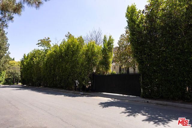 327 Delfern Drive, Los Angeles, CA 90077