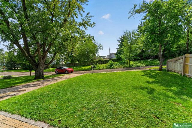 6618 B Street, Omaha, NE 68106