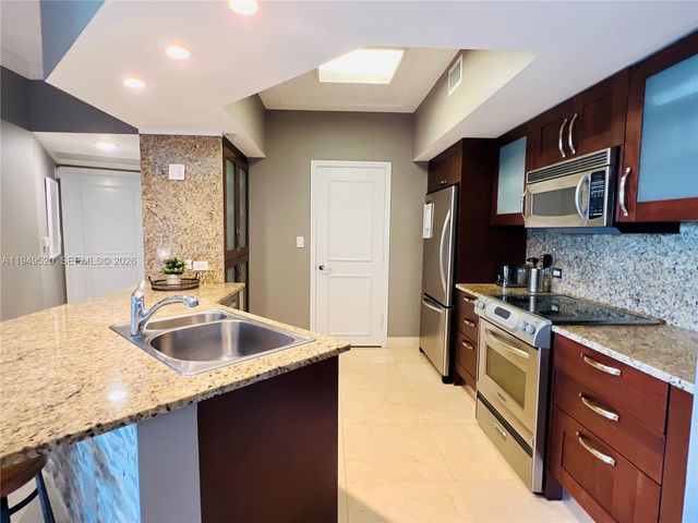 20000 E Country Club Dr 806, Aventura, FL 33180