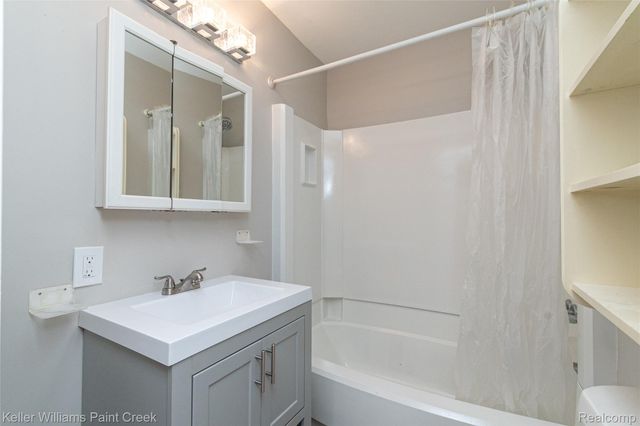 78 E Strathmore Avenue, Pontiac, MI 48340