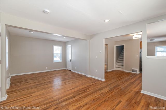 78 E Strathmore Avenue, Pontiac, MI 48340