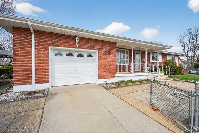 7 1st Avenue, Bayville, NY 11709