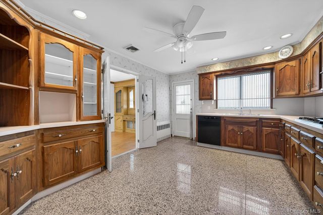 7 1st Avenue, Bayville, NY 11709