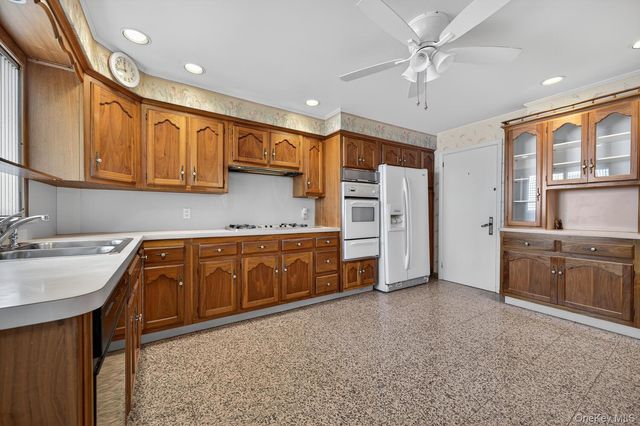 7 1st Avenue, Bayville, NY 11709