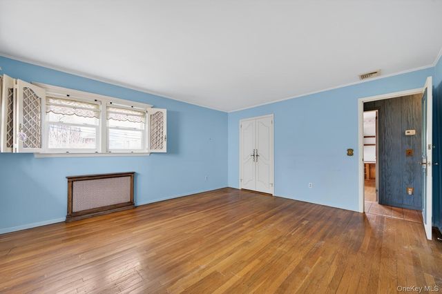 7 1st Avenue, Bayville, NY 11709
