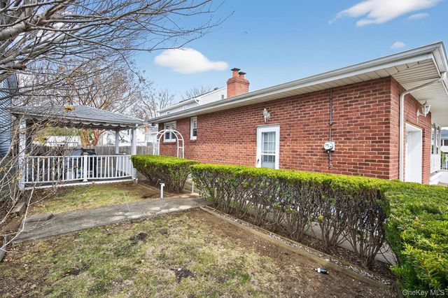 7 1st Avenue, Bayville, NY 11709