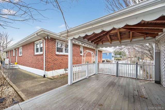 7 1st Avenue, Bayville, NY 11709