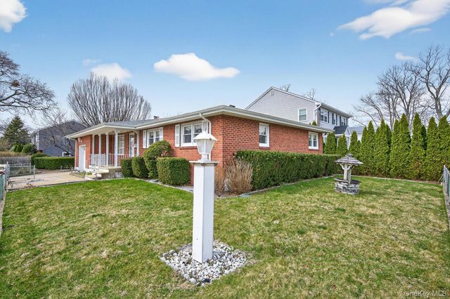 7 1st Avenue, Bayville, NY 11709