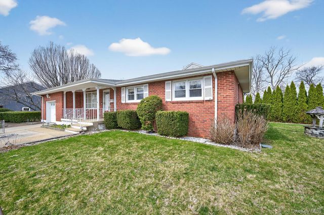 7 1st Avenue, Bayville, NY 11709