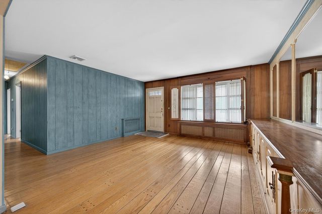 7 1st Avenue, Bayville, NY 11709