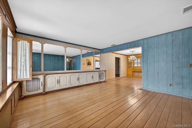 7 1st Avenue, Bayville, NY 11709