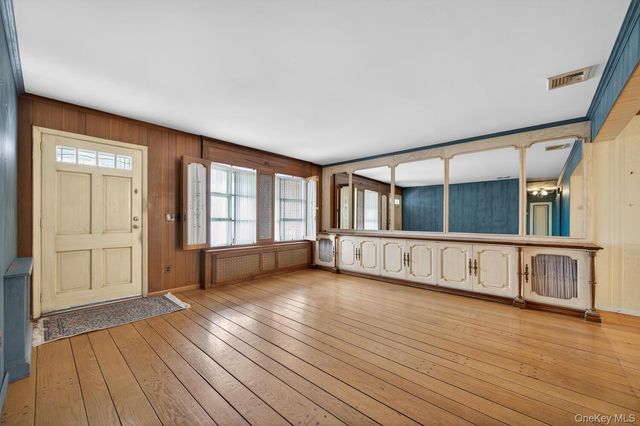 7 1st Avenue, Bayville, NY 11709