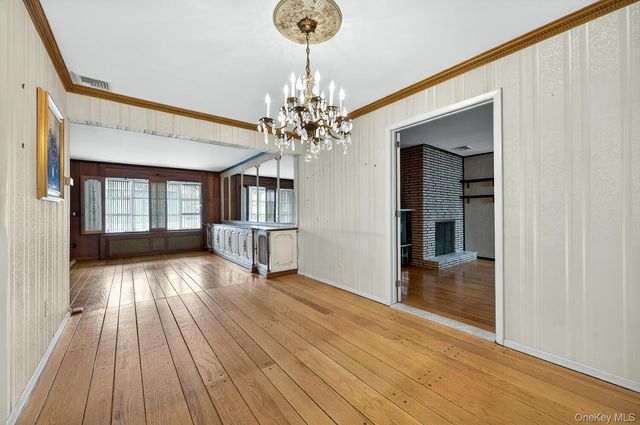 7 1st Avenue, Bayville, NY 11709