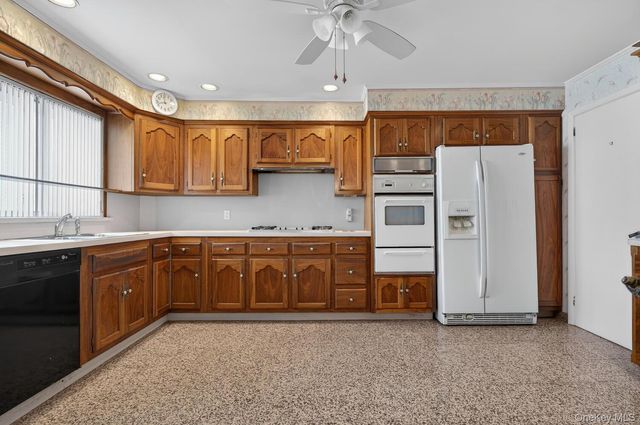 7 1st Avenue, Bayville, NY 11709