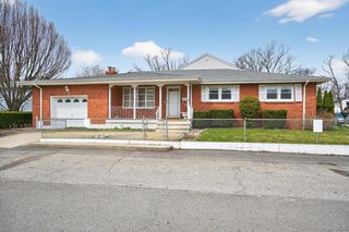 7 1st Avenue, Bayville, NY 11709