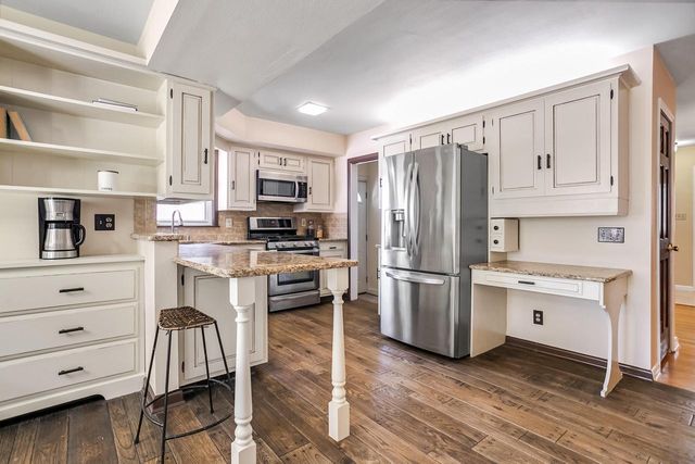2970 S 104th STREET, West Allis, WI 53227