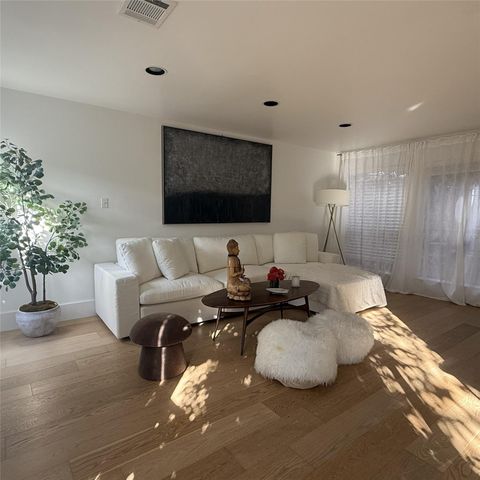 1914 Augusta Drive 16, Houston, TX 77057