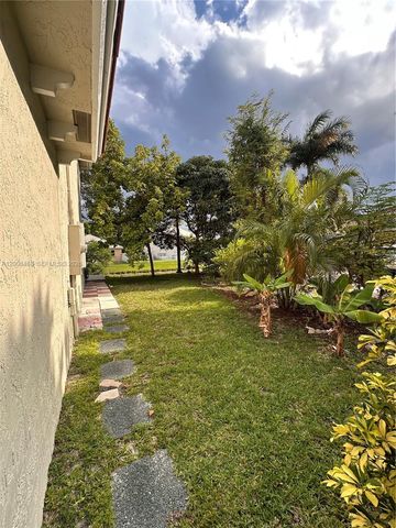 4852 NW 19th St, Coconut Creek, FL 33063