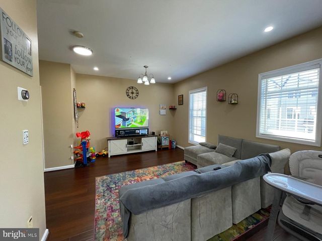 2564 LOGAN WOOD DR, Herndon, VA 20171