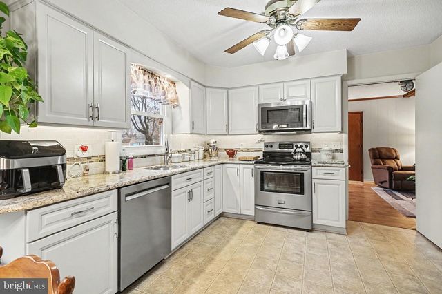 1 HANCOCK CT, New Freedom, PA 17349